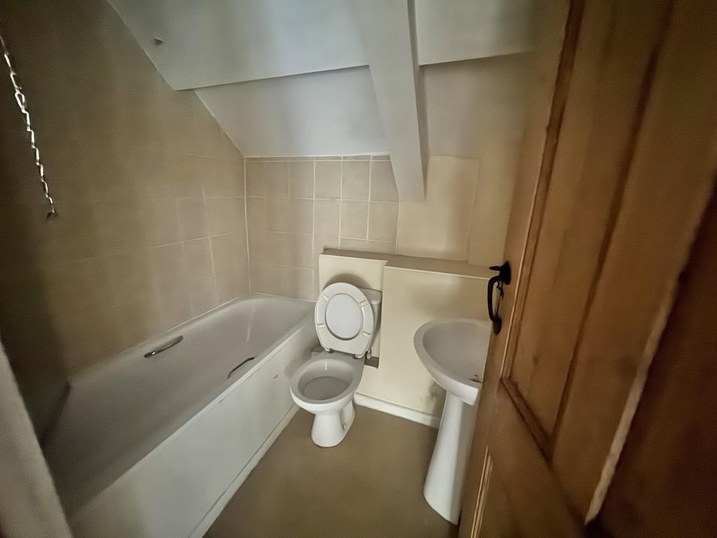Lot: 1 - CHARACTER TWO-BEDROOM COTTAGE - Bathroom